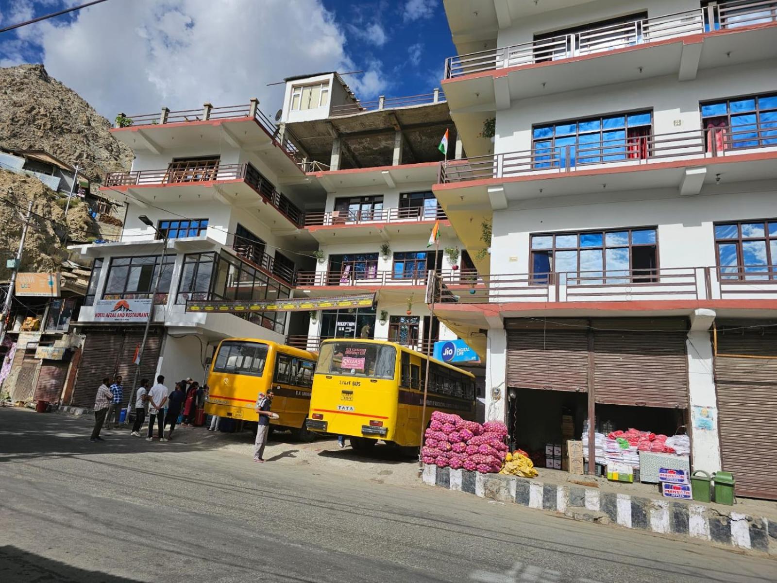 Hotel Afzal And Restaurant Kargil Eksteriør billede