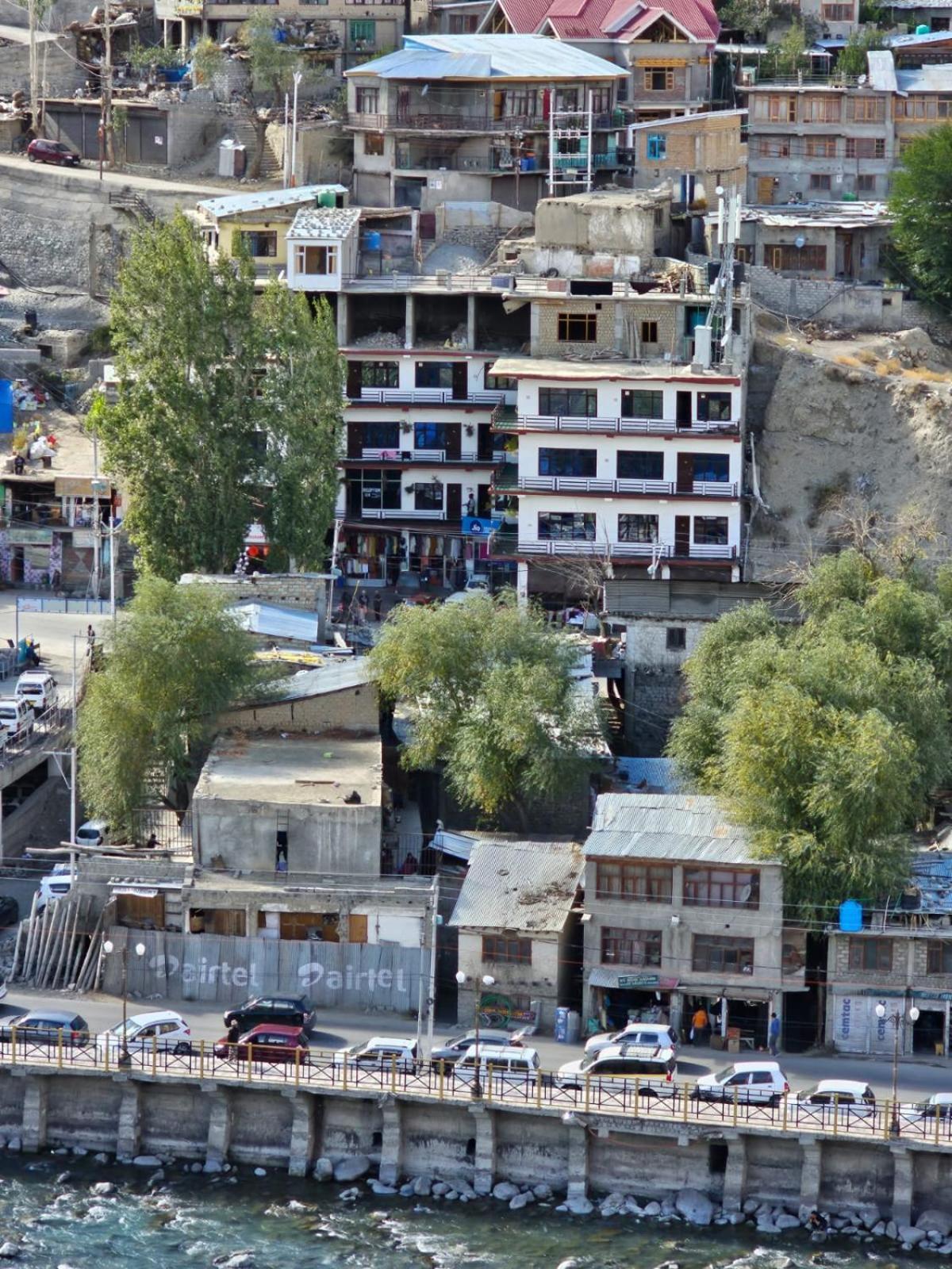 Hotel Afzal And Restaurant Kargil Eksteriør billede